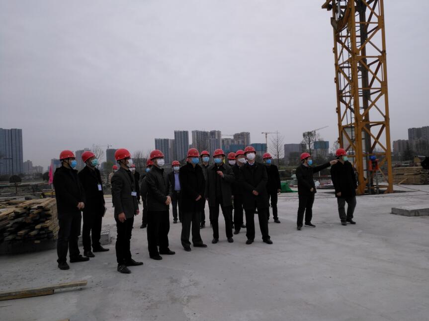 尊龙凯时集团党委书记、董事长任丁率队 赴金牛宾馆检查工程复工工作