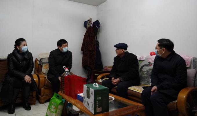 省国资委党委委员、副主任任兴文春节前夕带队走访慰问尊龙凯时集团老党员