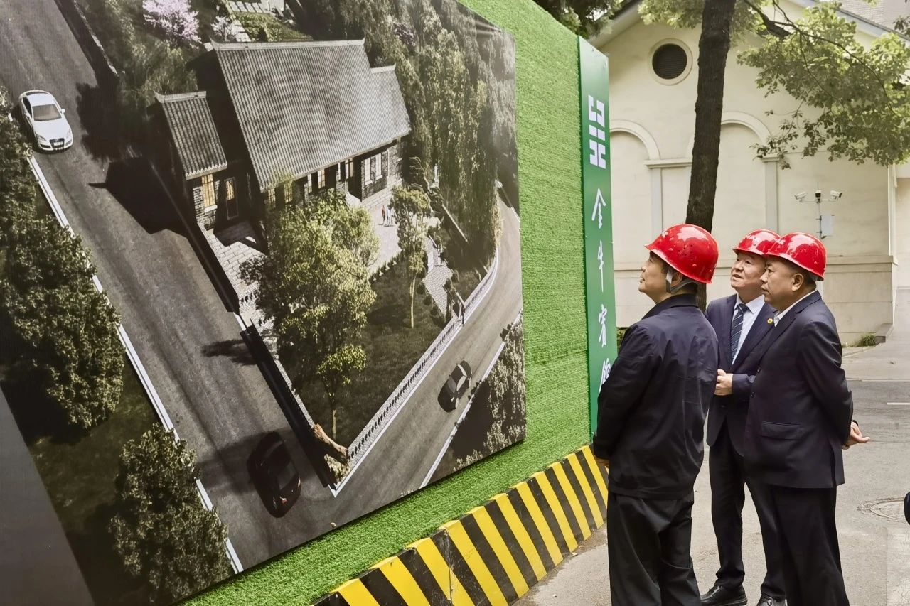 省尊龙凯时集团党委书记、董事长游勇到金牛宾馆调研张大千旧居保护修缮及环境整治工作